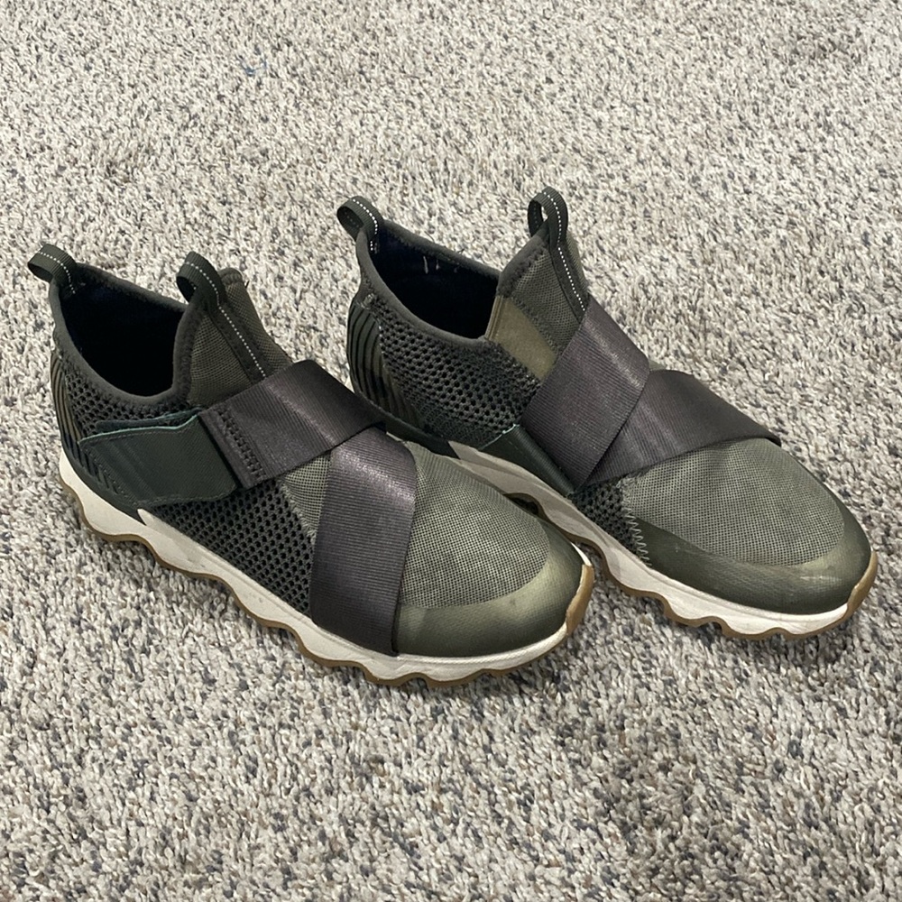 Sorel size 9 Army Green Camo Tennis Shoes